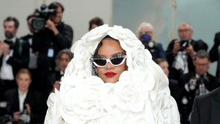 Rihanna im weißen Rosen-Outfit mit Sonnenbrille auf der Met Gala 2023