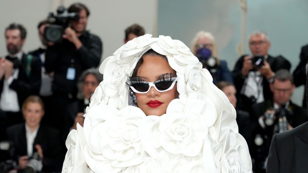 Rihanna im weißen Rosen-Outfit mit Sonnenbrille auf der Met Gala 2023