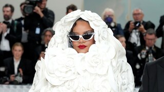 Rihanna im weißen Rosen-Outfit mit Sonnenbrille auf der Met Gala 2023