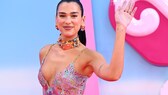 Dua Lipa winkt in die Kamera auf dem roten Teppich bei der Barbie-Premiere