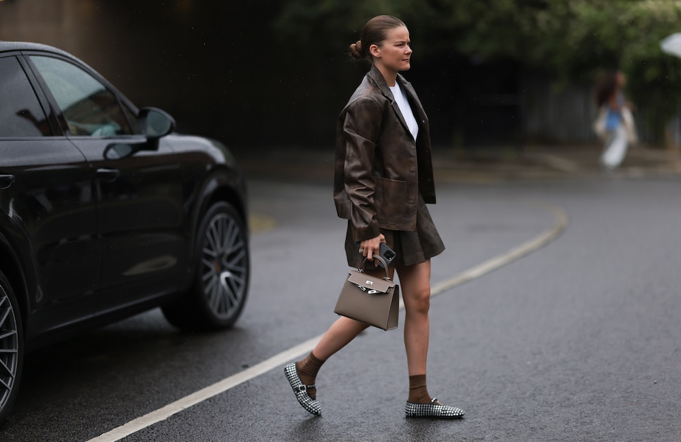 Ein rundum cooler Look mit hervorstechenden Mary Janes! Foto: Getty Images