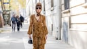 Frau im Leopardenprint-Kleid mit rotem Lippenstift