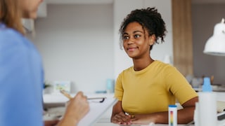 Eine regelmäßige Vorsorgeuntersuchung kann Leben retten. Welche besonders Frauen in Anspruch nehmen sollten ...