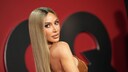 Kim Kardashian mit honigblondem Haar auf dem roten Teppich