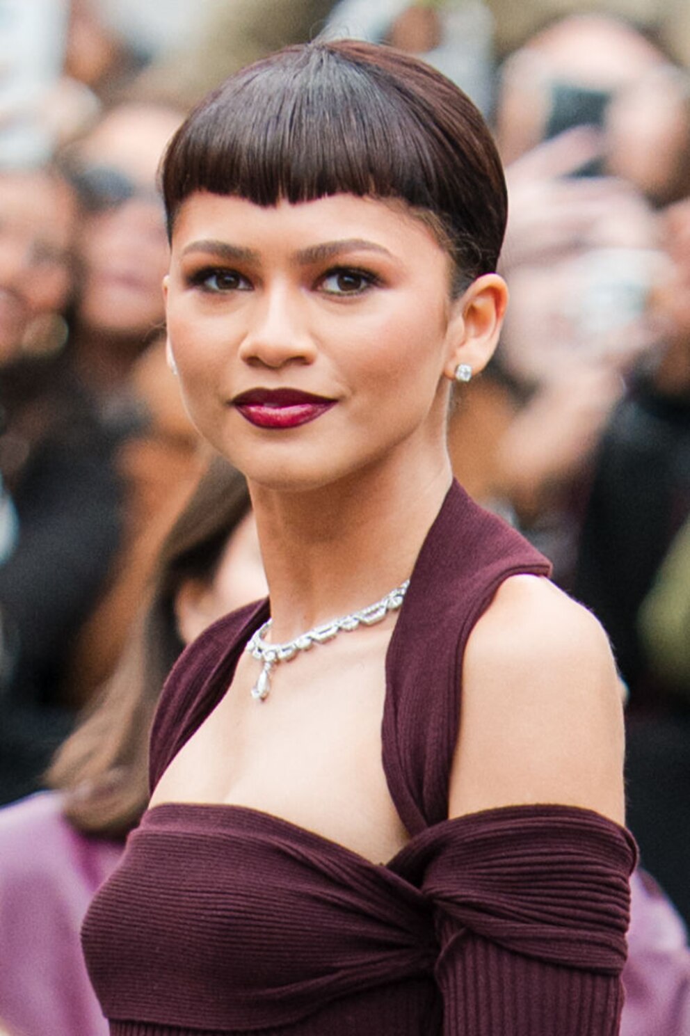 Zendaya mit beerenfarbenem Lippenstift