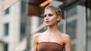 Caro Daur auf der Straße mit braunem Kleid und Smokey Eyes