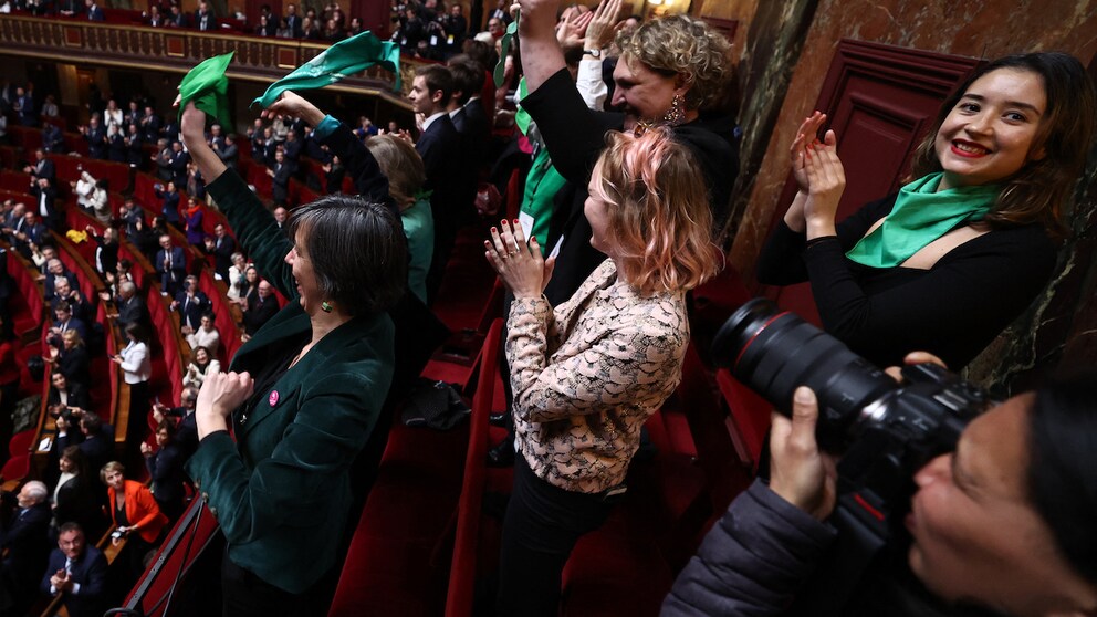 Die Veränderung der Verfassung sorgt im und außerhalb des französischen Parlaments für Jubel