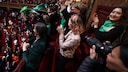 Die Veränderung der Verfassung sorgt im und außerhalb des französischen Parlaments für Jubel