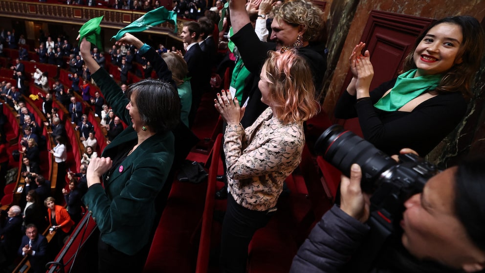 Die Veränderung der Verfassung sorgt im und außerhalb des französischen Parlaments für Jubel