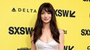Anne Hathaway im weißen Kleid mit offenen Haaren und Pony bei der Weltpremiere ihres Films im März 2024