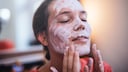 Frau mit Gesichtsmaske