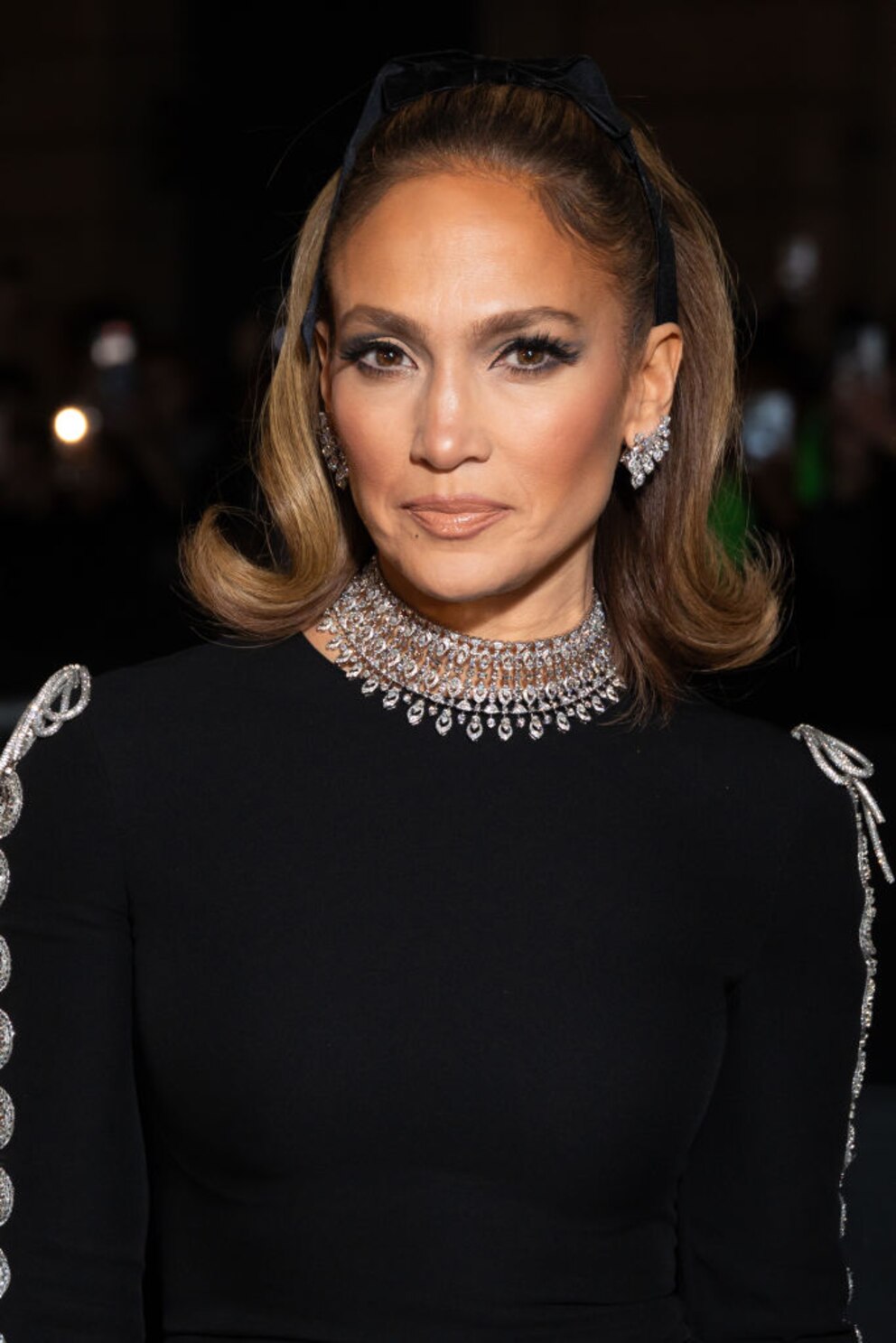 Jennifer Lopez bei Valentino während der Paris Fashion Week