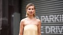 Auch Influencerin Xenia Adonts steht auf den Trend mit den Pastellfarben und setzt auf ein sanftes Gelb