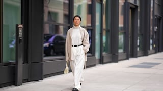 Die weiße Jeans ist zurück! Mit neuer Passform und dem richtigen Styling erinnert sie jetzt aber gar nicht mehr an die Low-Waist-Modesünden von damals