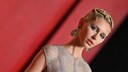 Porträt von Iris Law, die seitlich in die Kamera blickt