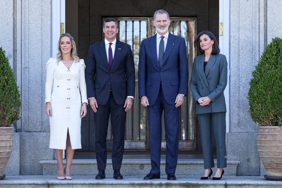 Letizia und Felipe rechts neben dem paraguayischen Präsidenten und dessen Frau