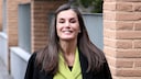 Königin Letizia lacht direkt in die Kamera, sehr süß