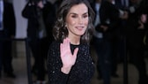 Letizia von Spanien winkt in die Kamera. Sie trägt ein schwarzes Kleid und rötlichen Lidschatten mit Kupfer