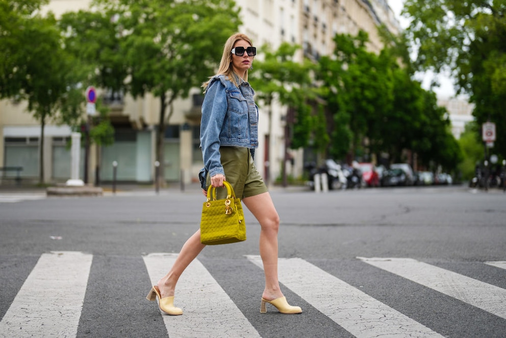 Eine Jeansjacke ist eine der lässigsten Übergangsjacken