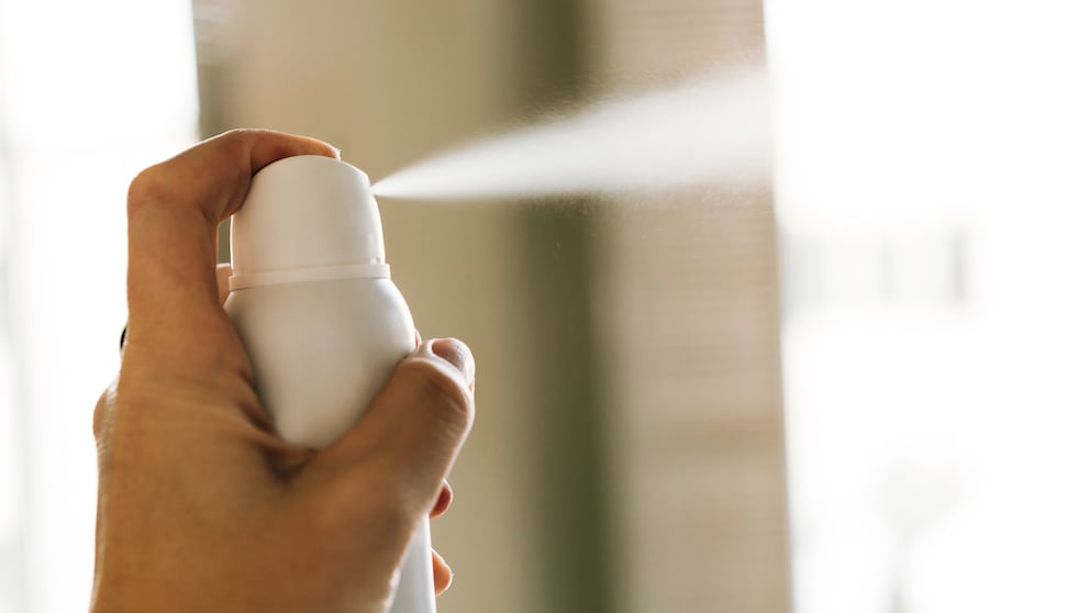 Deo-Sprays sind öfter in der Kritik. Was dahintersteckt, lesen Sie bei STYLEBOOK.