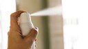 Deo-Sprays sind öfter in der Kritik. Was dahintersteckt, lesen Sie bei STYLEBOOK.