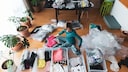 Frau am aussortieren und aufräumen