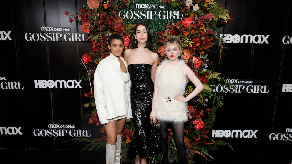 NEW YORK, 18. NOVEMBER: (L-R) Jordan Alexander, Zion Moreno und Emily Alyn Lind besuchen Gossip Girl Friendsgiving.