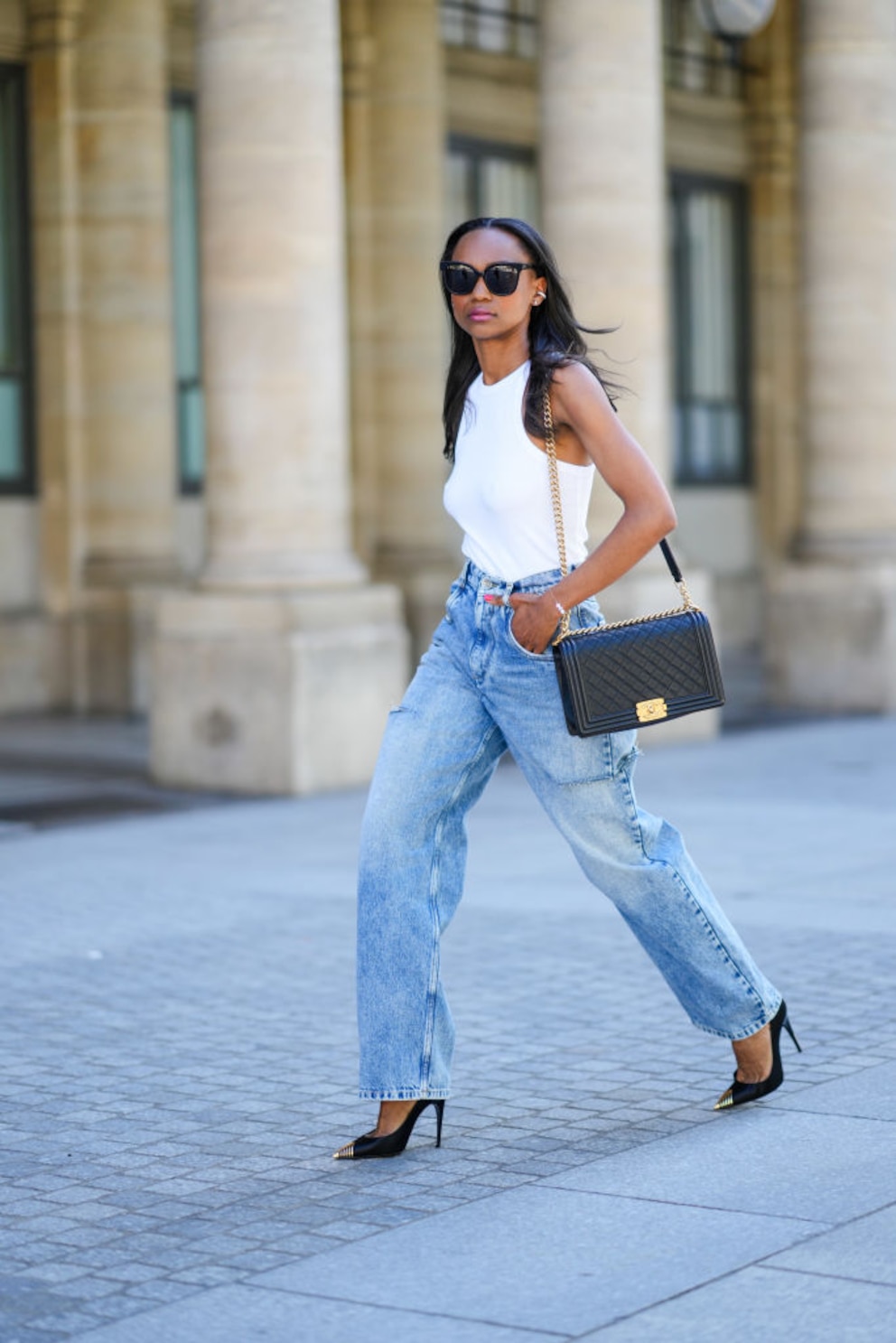 Boyfriend-Jeans müssen nicht zwangsläufig mit hohen Schuhen getragen werden, damit der Look weiblich bleibt. Es gibt dem ganzen jedoch meist eine bessere Silhouette!