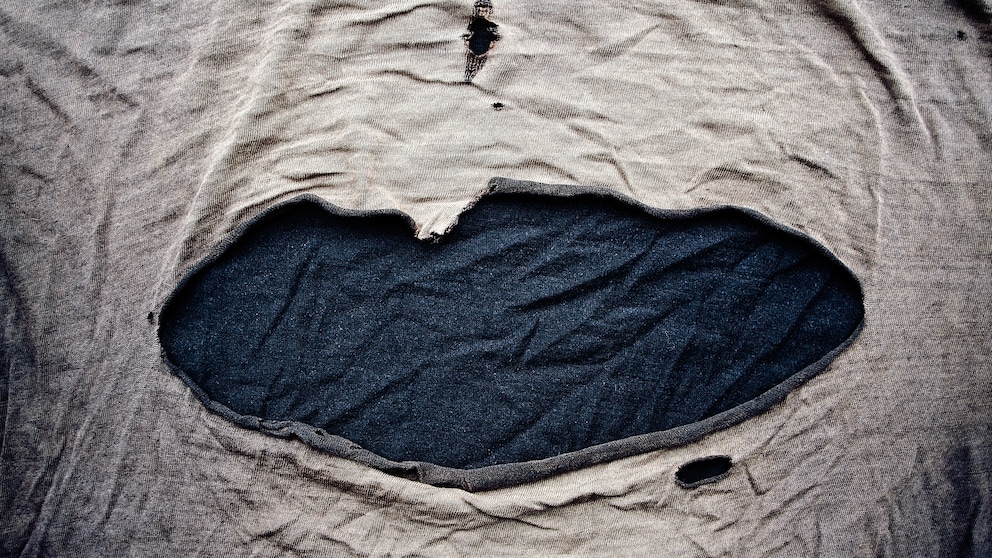 Ob groß oder klein – Löcher im Shirt sind immer lästig
