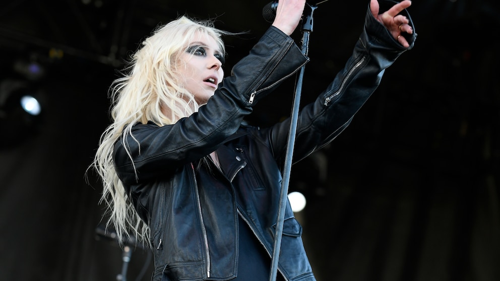 Dunkle Farben, lässige Schnitte – Taylor Momsen beweist, dass der Grunge Style nie wirklich out war