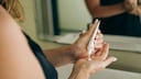 Diesen Sommer sollten Sie lieber die Finger von Sonnenschutz mit Octocrylene lassen. Weshalb, lesen Sie hier.