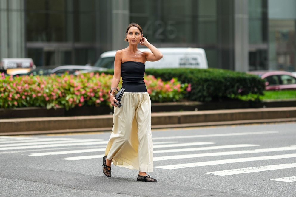 Schwarzes Bandeau-Top, heller Midi-Rock und Mesh-Ballerinas: Das perfekte, lässige und gleichzeitig schicke Outfit für den Sommer // GettyImages