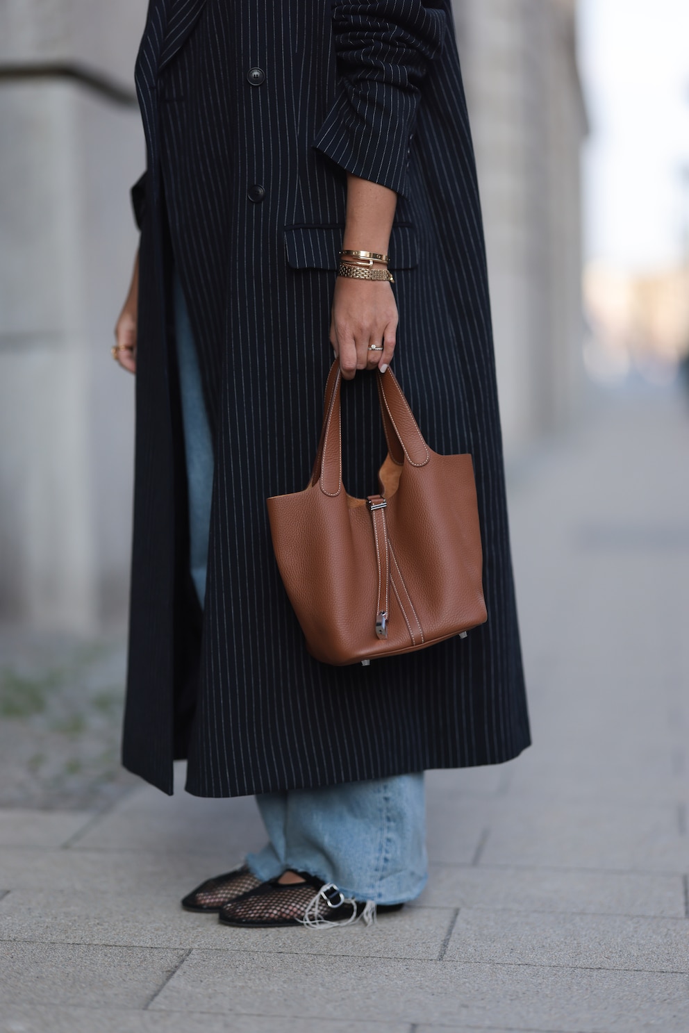 Mesh-Ballerinas können auch schick! Zum Beispiel mit einem Blazer-Mantel und einer lässigen Jeans! / GettyImages