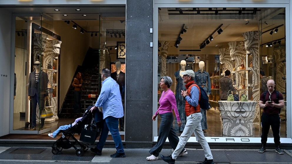 Menschen passieren die Etro-Boutique in der Via Monte Napoleone, einer berühmten Mailänder Einkaufsstraße.