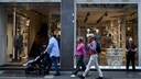 Menschen passieren die Etro-Boutique in der Via Monte Napoleone, einer berühmten Mailänder Einkaufsstraße.