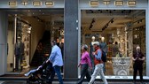 Menschen passieren die Etro-Boutique in der Via Monte Napoleone, einer berühmten Mailänder Einkaufsstraße.