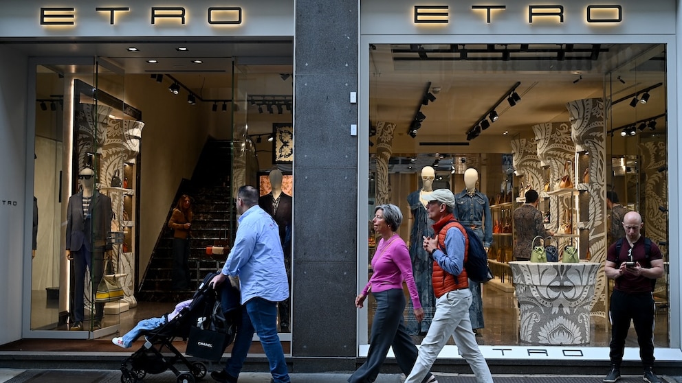 Menschen passieren die Etro-Boutique in der Via Monte Napoleone, einer berühmten Mailänder Einkaufsstraße.
