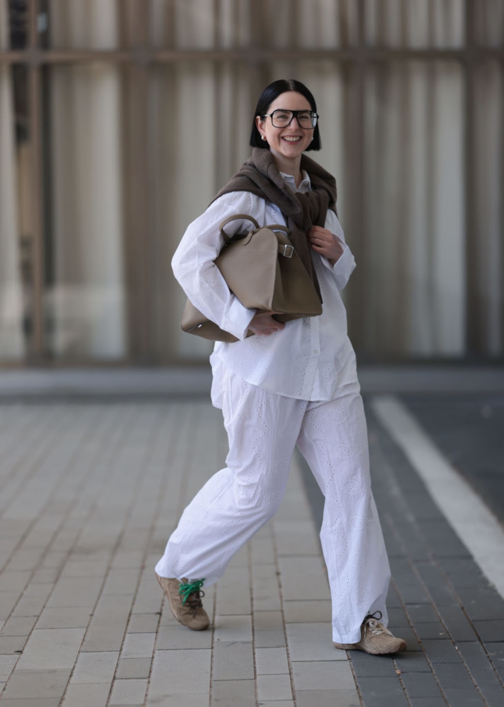 Ein ziemlich stylischer Büro-Look trotz (oder wegen) Sneakern, oder? 