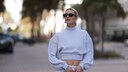 Lena Gercke im Dezember 2023 in grauem Outfit und Silberschmuck in Miami. Ist nicht ganz 2024, aber Frühling in Miami zählt