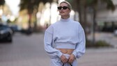 Lena Gercke im Dezember 2023 in grauem Outfit und Silberschmuck in Miami. Ist nicht ganz 2024, aber Frühling in Miami zählt