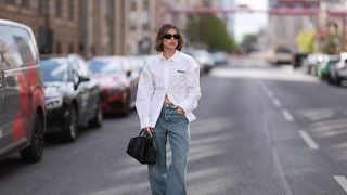 Sehen wir hier eine Mom- oder Boyfriend-Jeans? STYLEBOOK erklärt den Unterschied der Trend-Hosen!