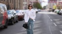 Sehen wir hier eine Mom- oder Boyfriend-Jeans? STYLEBOOK erklärt den Unterschied der Trend-Hosen!