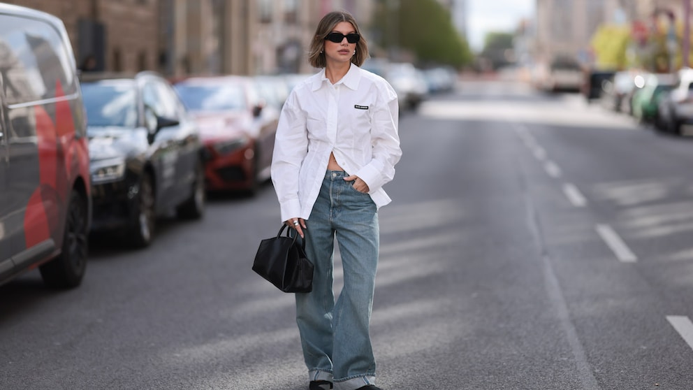 Sehen wir hier eine Mom- oder Boyfriend-Jeans? STYLEBOOK erklärt den Unterschied der Trend-Hosen!