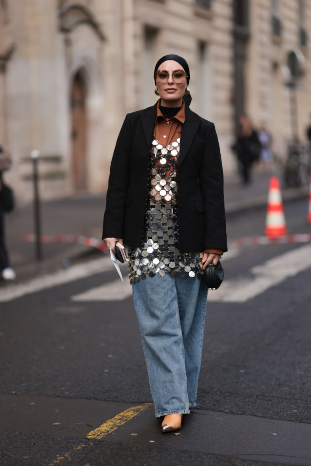 Jeans, eine weite Jacke und eine hochgeschlossene Bluse wären auch ohne Pailletten-Überwurf ein schöner Look gewesen. Doch das goldene Glitzertop macht das Outfit zum Hingucker. Streetstyle