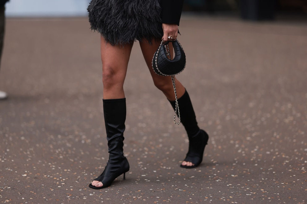 Streetstyle mit schwarzen Peeptoe-Boots und Kitten Heels