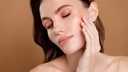 Für den Mega-Glow im Sommer eignet sich der Make-up-Trend „Strobing"!