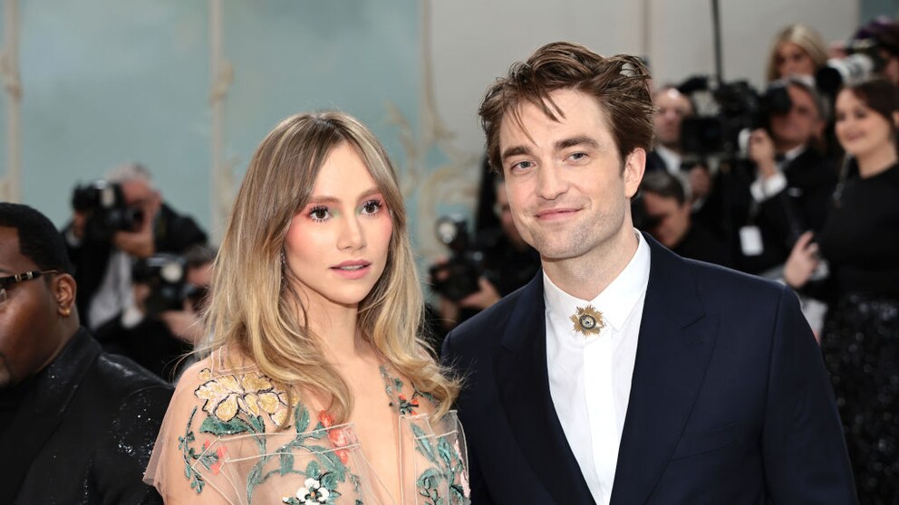Suki Waterhouse und Robert Pattinsons 2023 auf einem roten Teppich