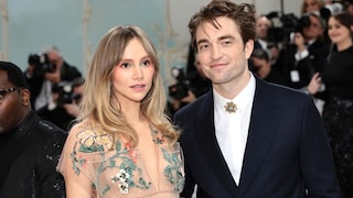 Suki Waterhouse und Robert Pattinsons 2023 auf einem roten Teppich