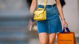 Frau mit Louis Vuitton-Tüte – eine beliebte Modemarke