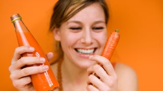 Braun durch Karottensaft? Viele schwören auf Beta-Carotin in der Urlaubsvorbereitung, aber ergibt das überhaupt Sinn?